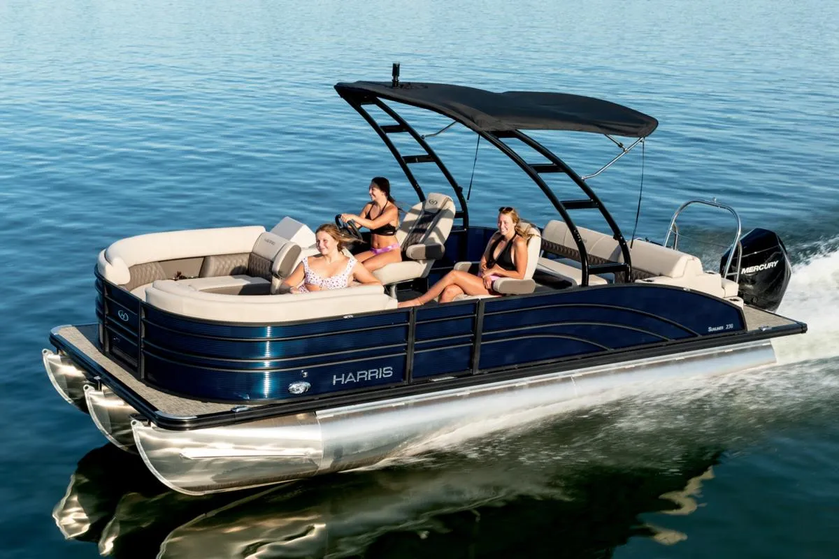 Premium pontoon boat